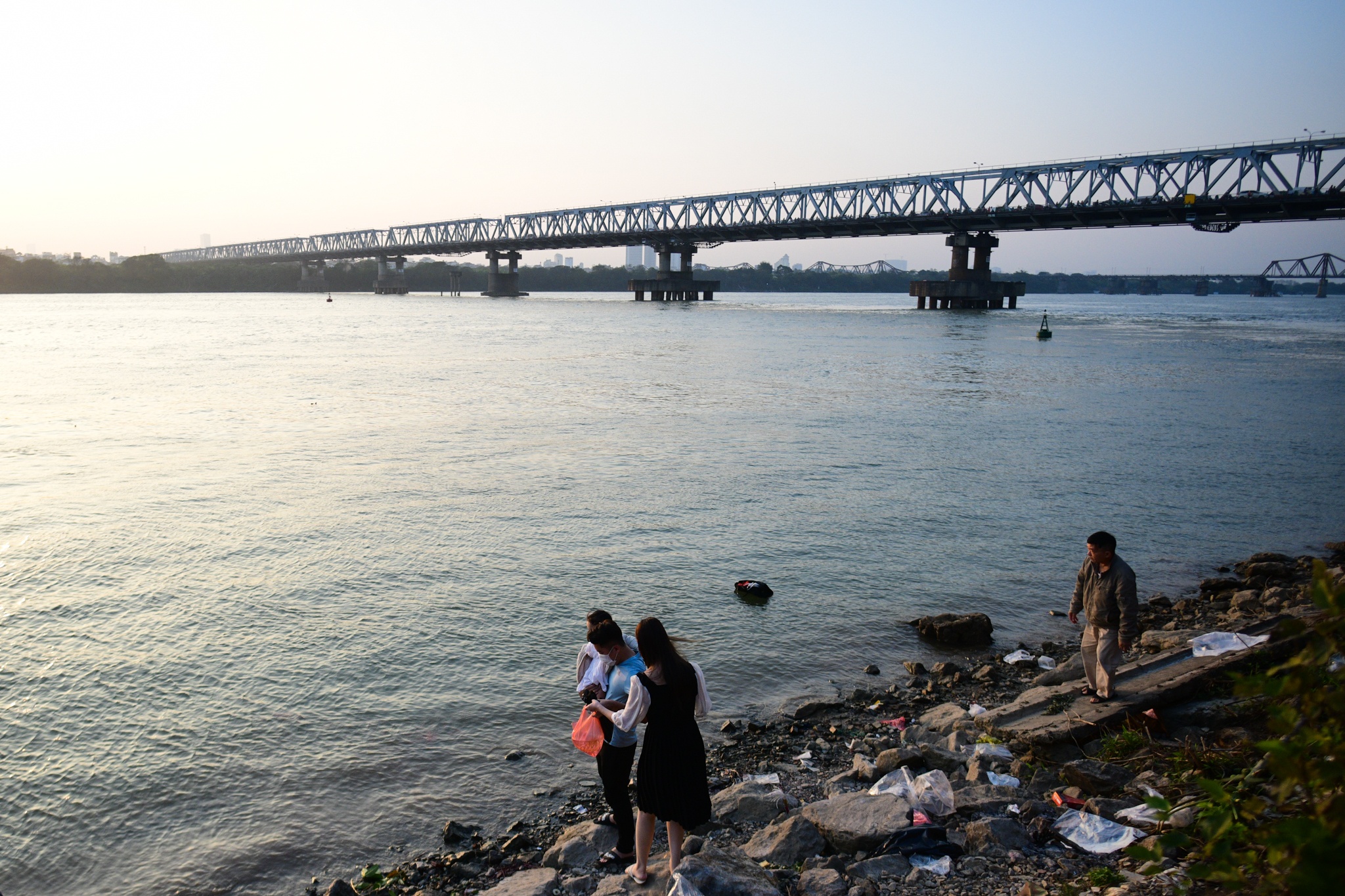 vo chong tre sam Tet,  Tet Nguyen dan,  mua sam dip Tet anh 16