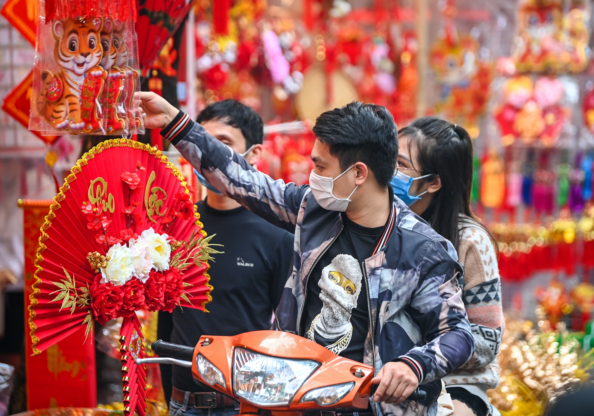 vo chong tre sam Tet,  Tet Nguyen dan,  mua sam dip Tet anh 41