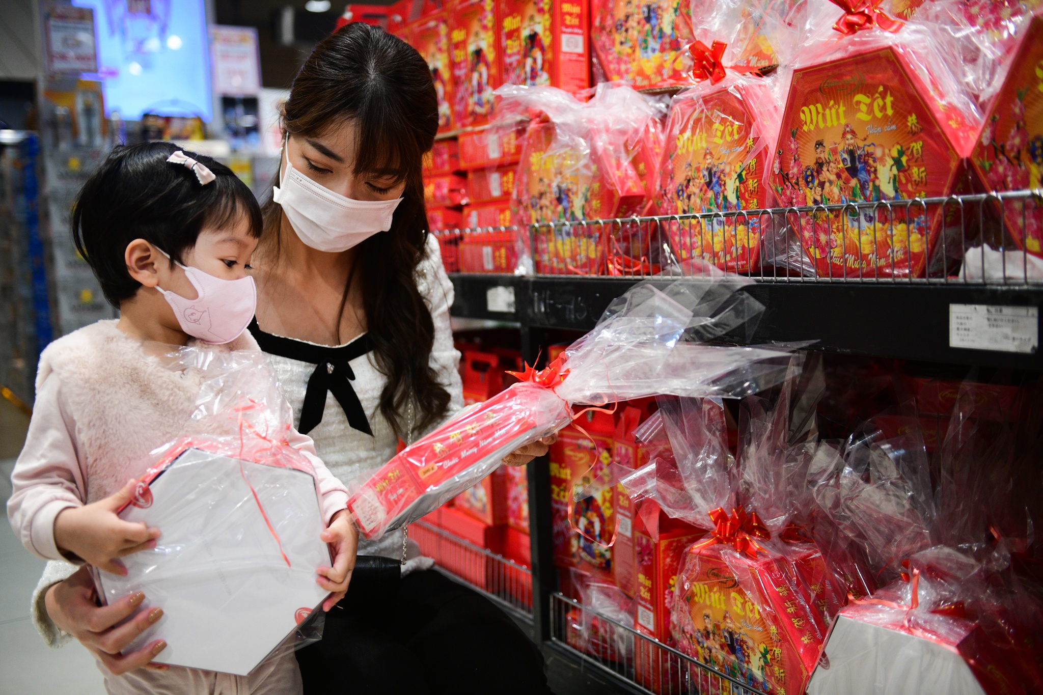 vo chong tre sam Tet,  Tet Nguyen dan,  mua sam dip Tet anh 27