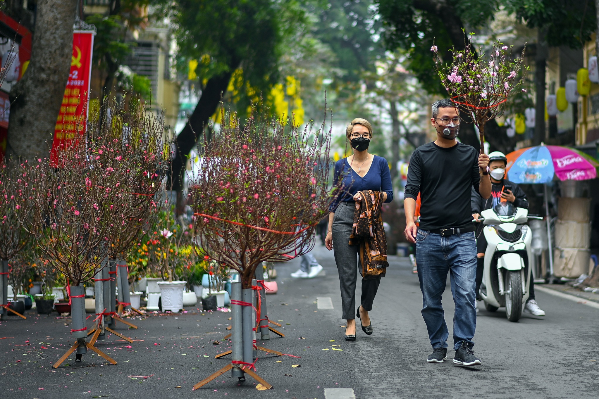 vo chong tre sam Tet,  Tet Nguyen dan,  mua sam dip Tet anh 39