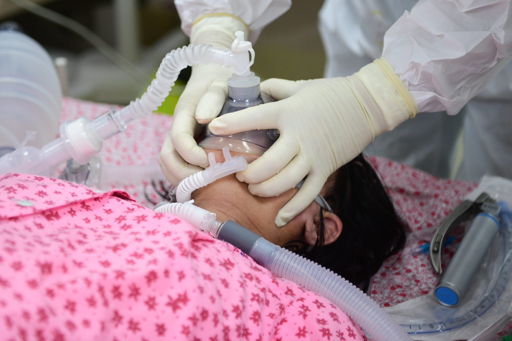 Nhung em be sinh non cua san phu F0 chua tiem vaccine hinh anh