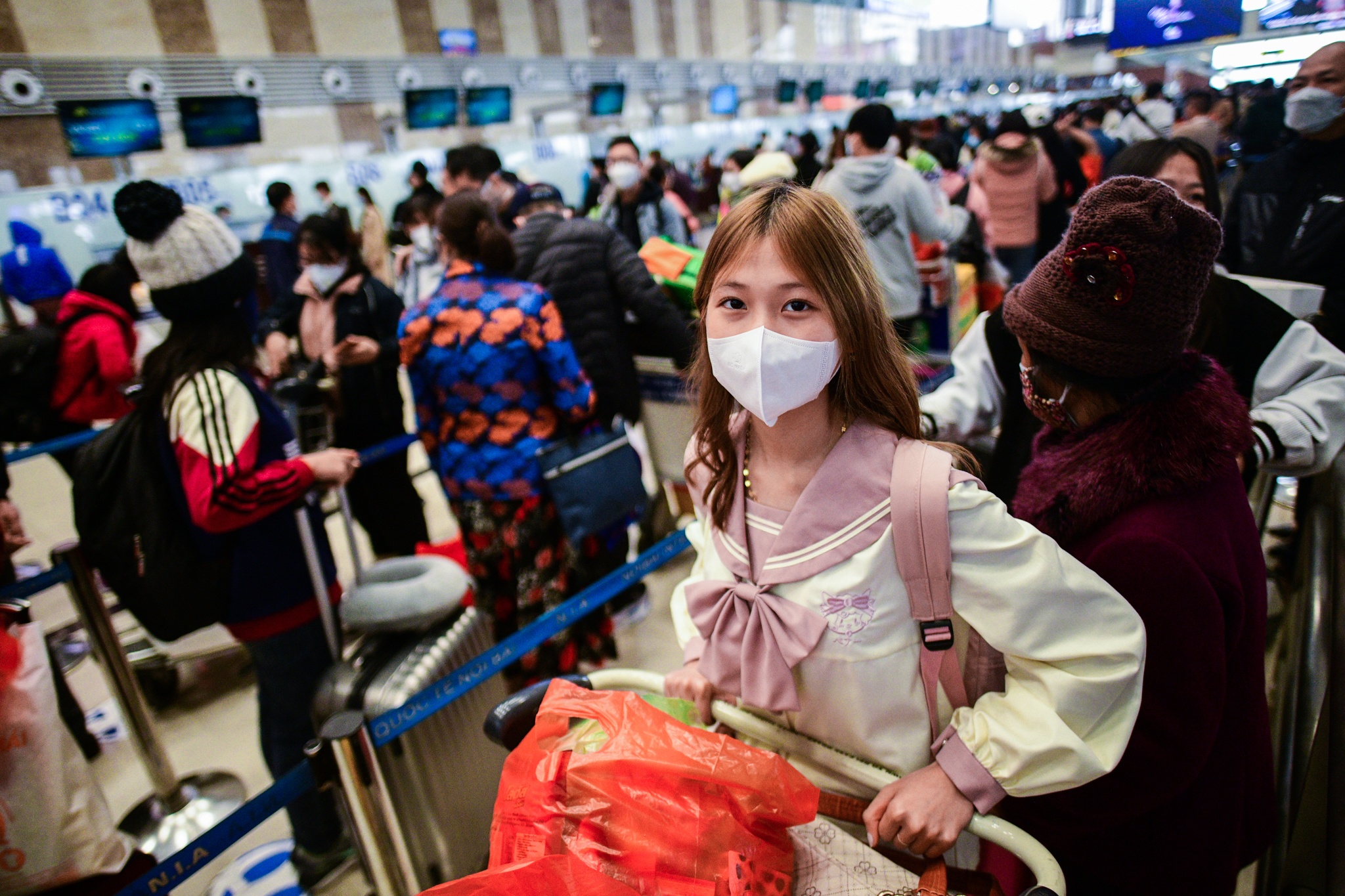 San bay Noi Bai dong nghet nguoi ngay nghi Tet cuoi cung hinh anh