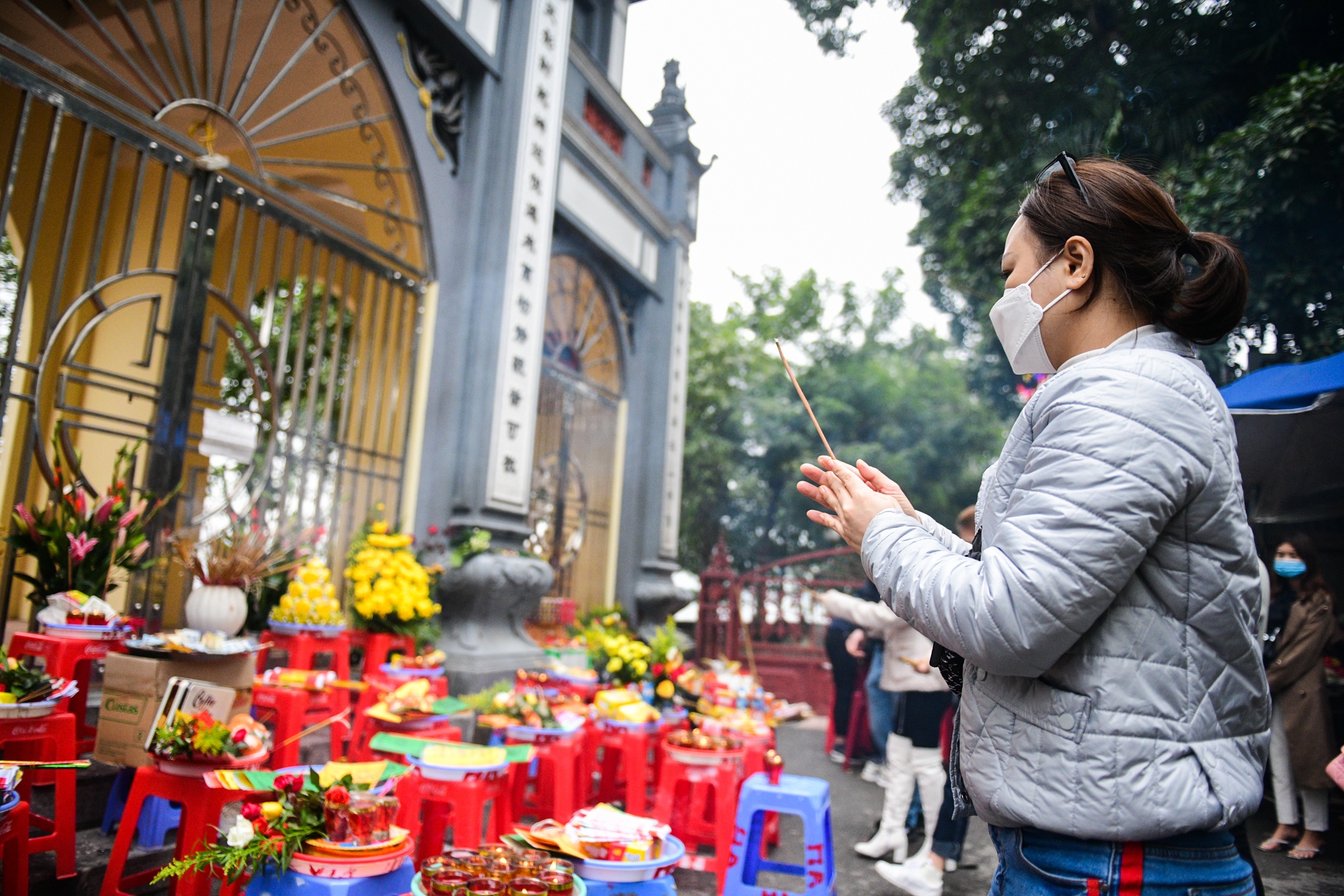 Hang tram nguoi dung vai vong ngoai cong phu Tay Ho hinh anh