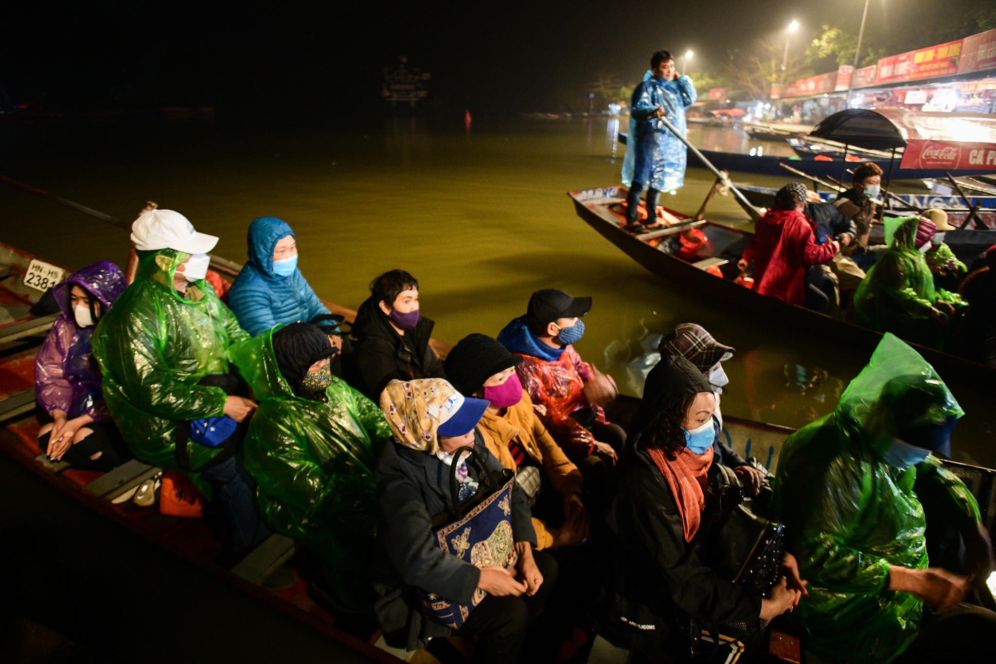 Du khach doi mua di do chua Huong trong dem hinh anh
