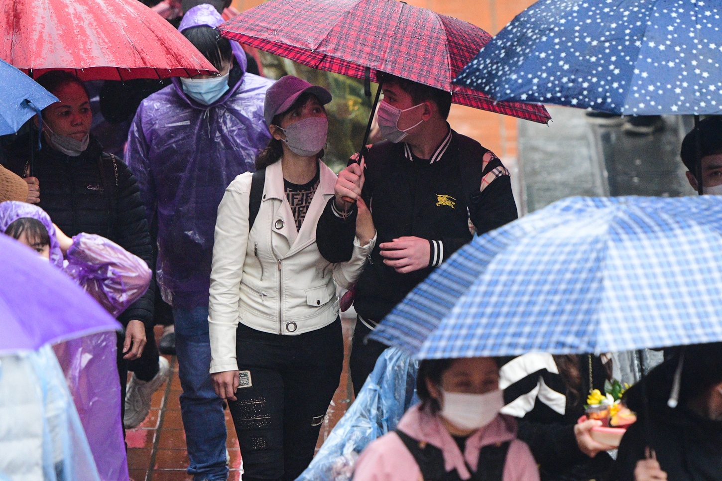 Du khach chen chan trong dong Huong Tich ngay dau mo cua hinh anh