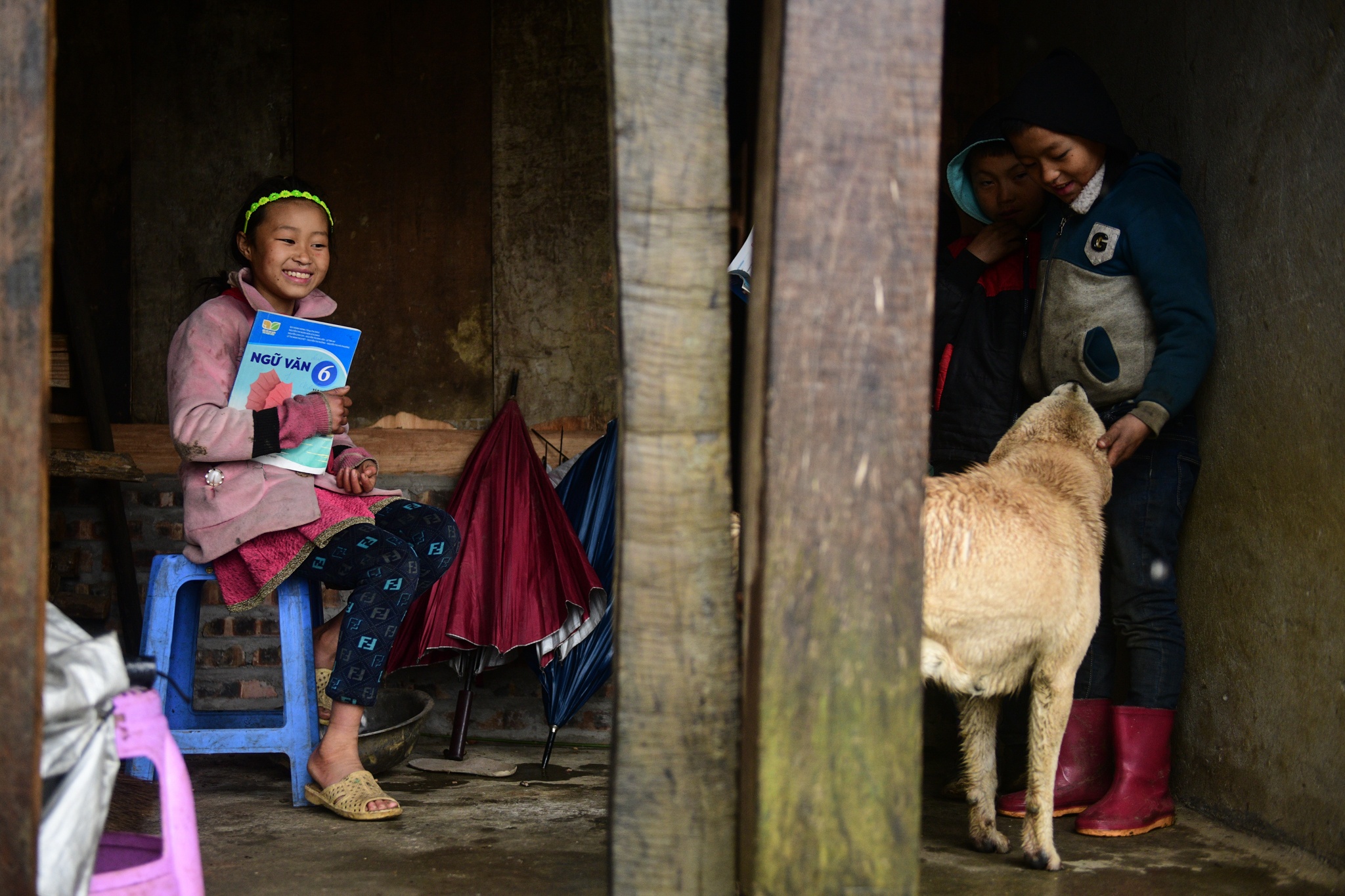 hoc sinh nghi hoc vi ret,  tre em Sapa anh 4