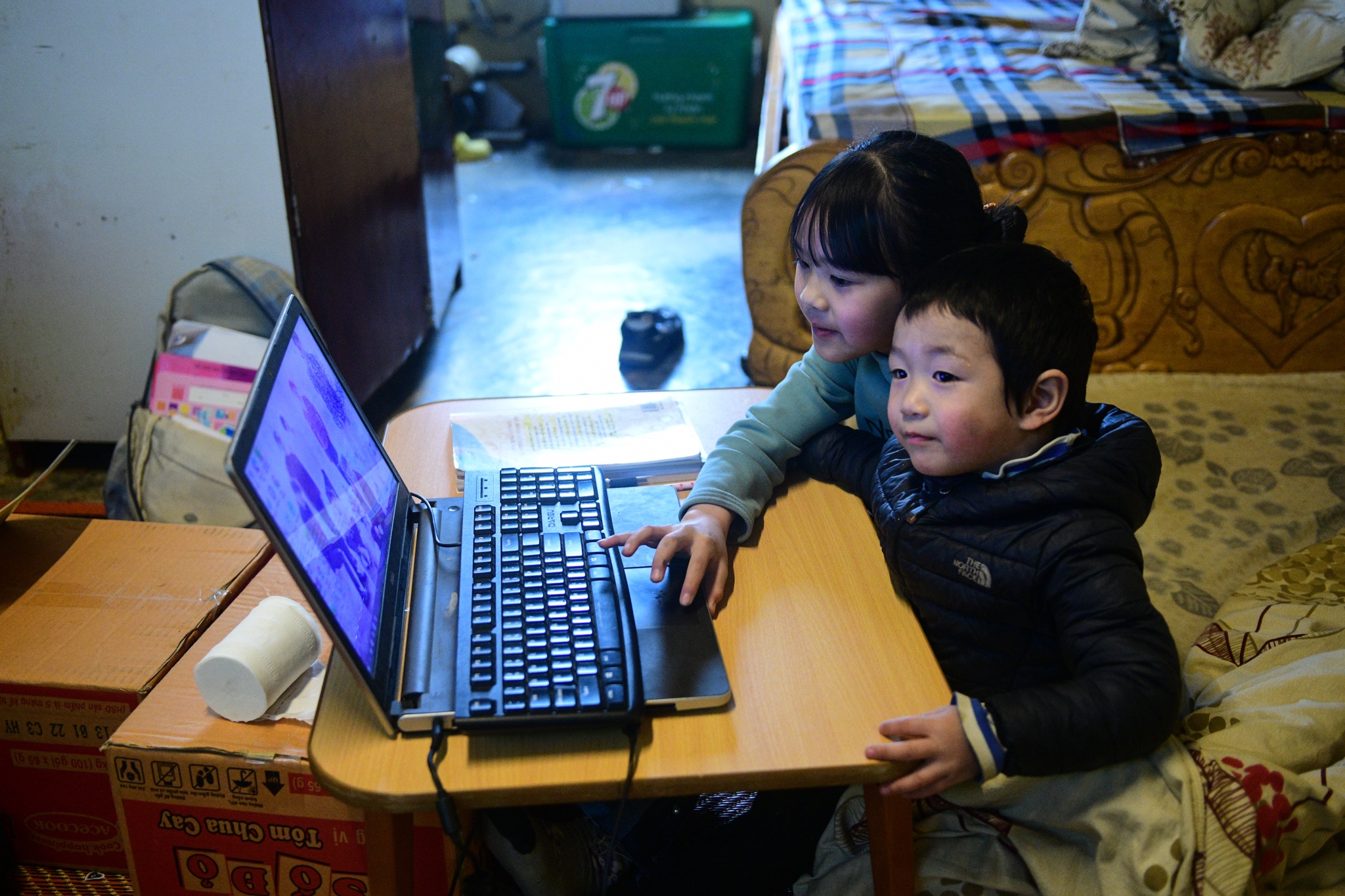 hoc sinh nghi hoc vi ret,  tre em Sapa anh 7