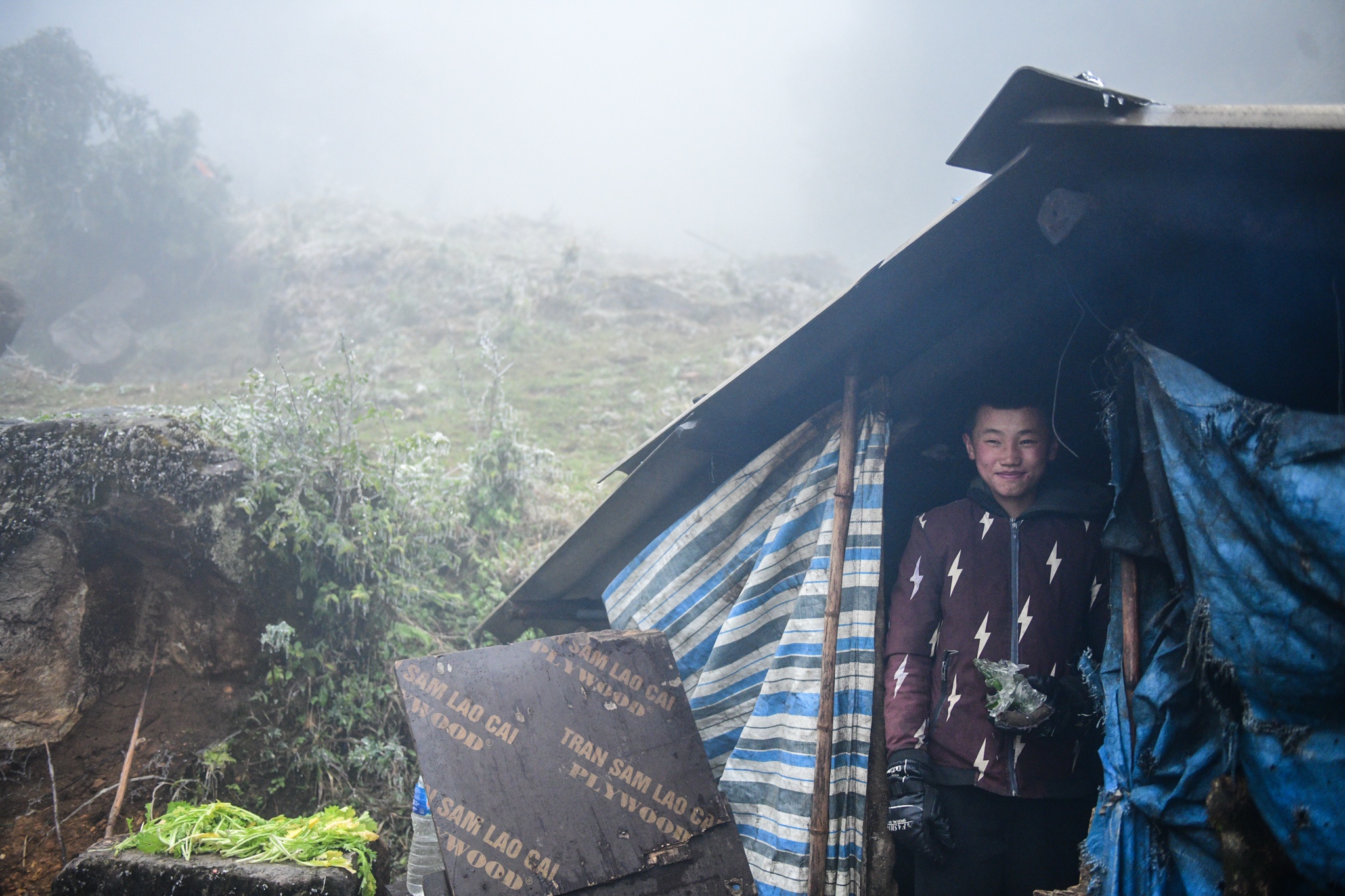 hoc sinh nghi hoc vi ret,  tre em Sapa anh 9