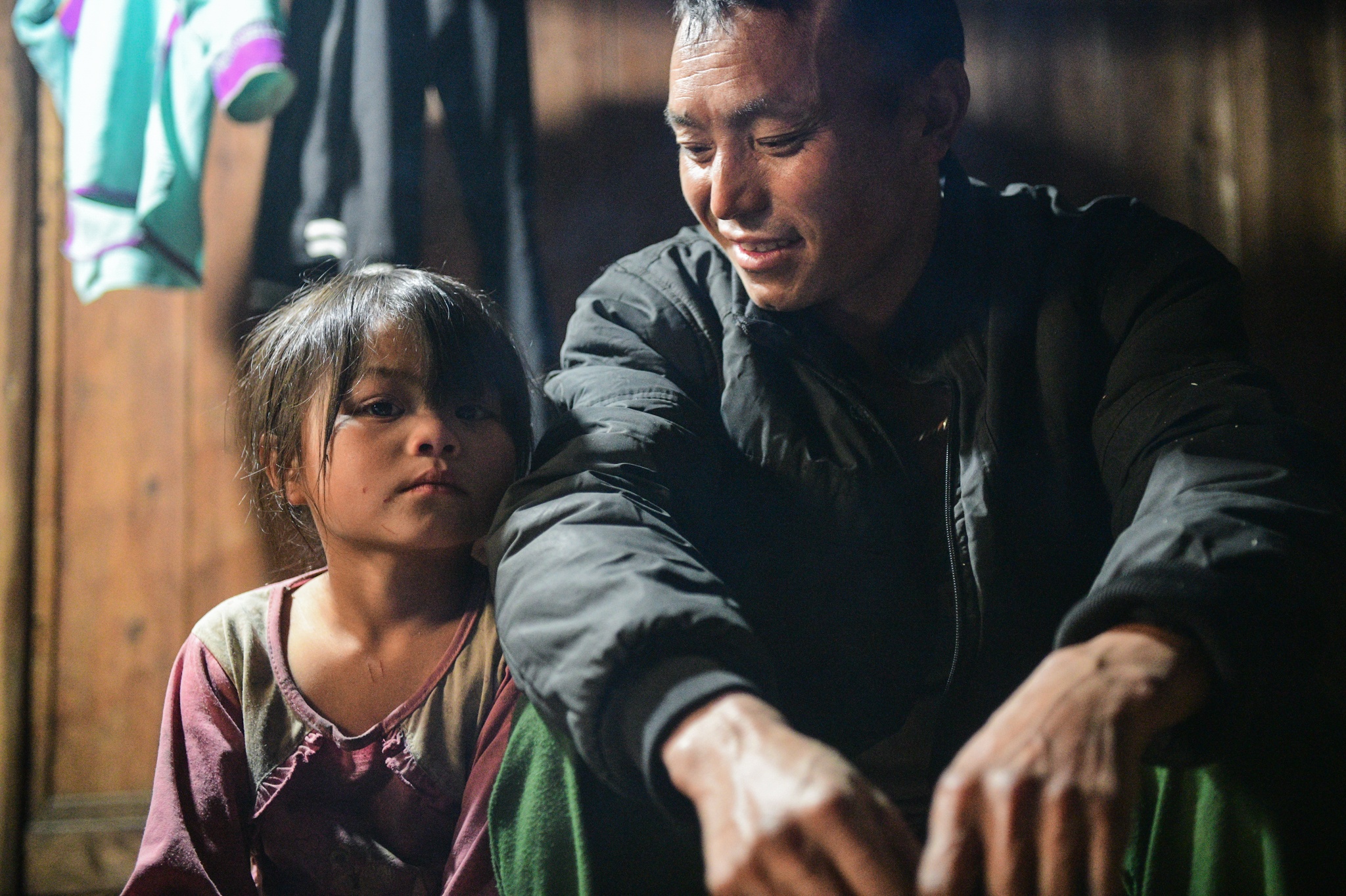 hoc sinh nghi hoc vi ret,  tre em Sapa anh 5