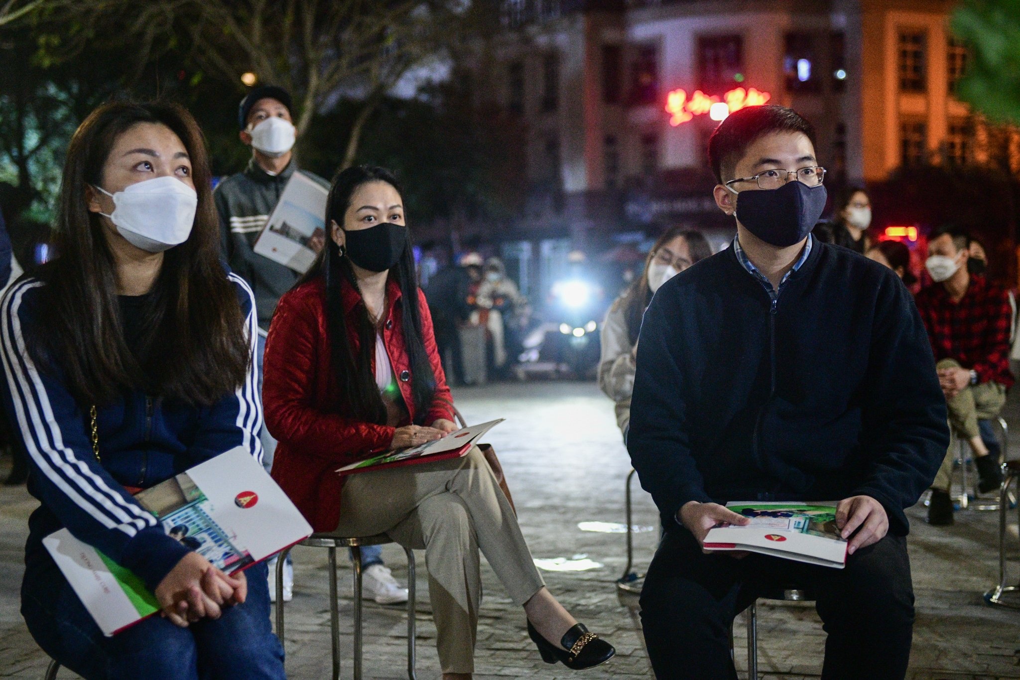 Xep hang tu 1h sang de mua ho so xin hoc lop 1 cho con hinh anh