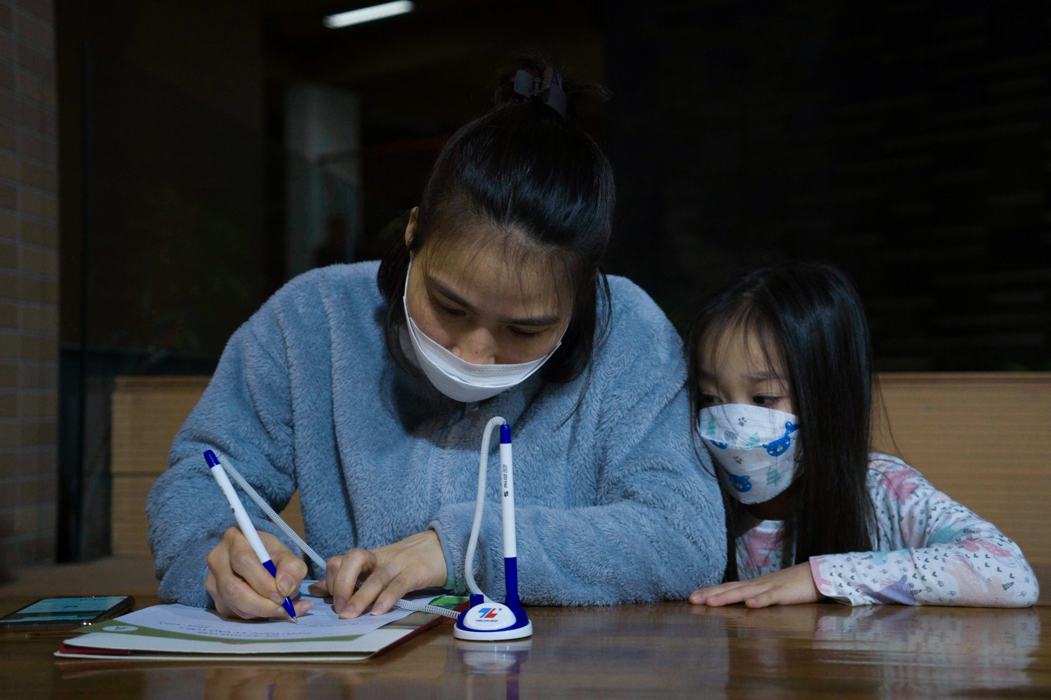phụ huynh xếp hàng mua hồ sơ cho con,  tuyển sinh tiẻu học ở Hà Nội ảnh 2 phu huynh xep hang mua ho so cho con,  tuyen sinh tieu hoc o Ha Noi anh 2