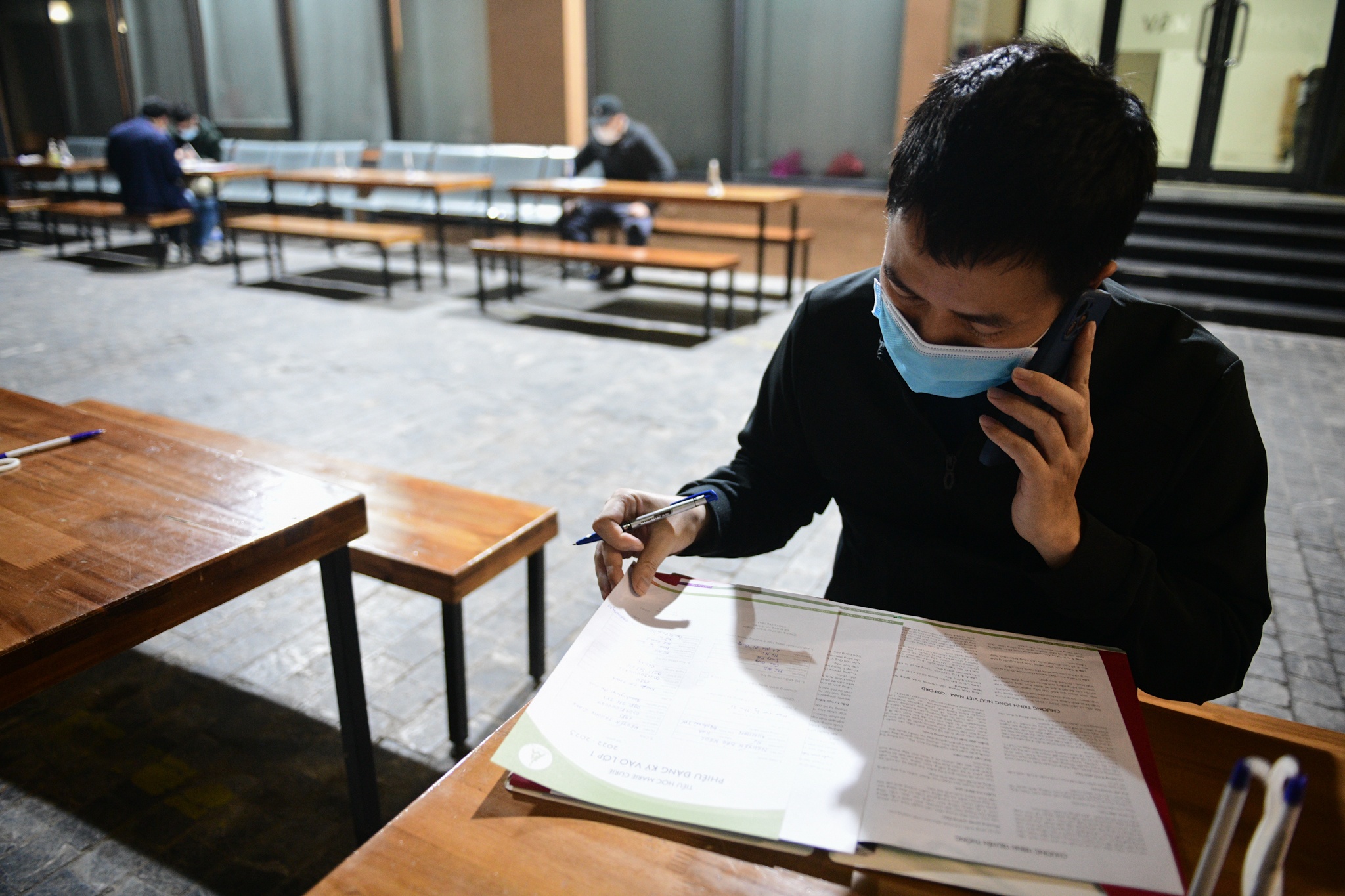 phụ huynh xếp hàng mua hồ sơ cho con,  tuyển sinh tiẻu học ở Hà Nội ảnh 6 phu huynh xep hang mua ho so cho con,  tuyen sinh tieu hoc o Ha Noi anh 6
