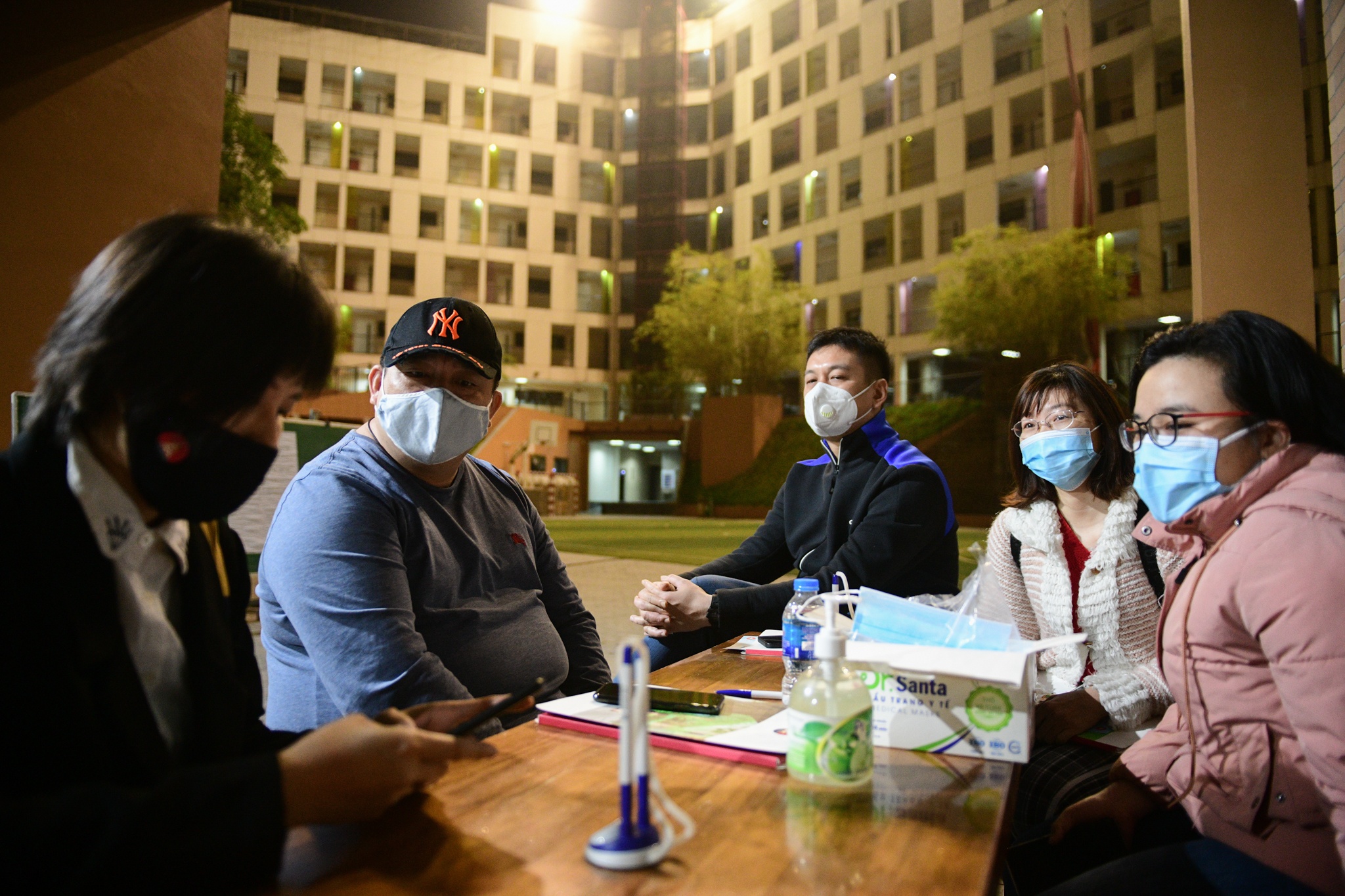 phụ huynh xếp hàng mua hồ sơ cho con,  tuyển sinh tiẻu học ở Hà Nội ảnh 7 phu huynh xep hang mua ho so cho con,  tuyen sinh tieu hoc o Ha Noi anh 7
