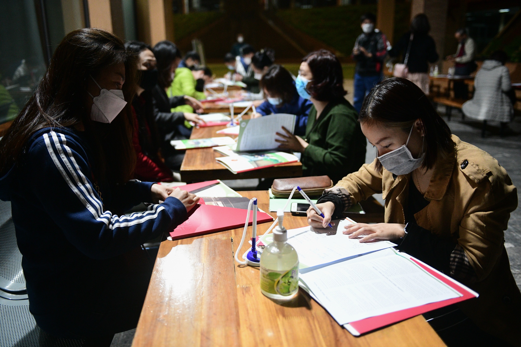 phụ huynh xếp hàng mua hồ sơ cho con,  tuyển sinh tiẻu học ở Hà Nội ảnh 3 phu huynh xep hang mua ho so cho con,  tuyen sinh tieu hoc o Ha Noi anh 3