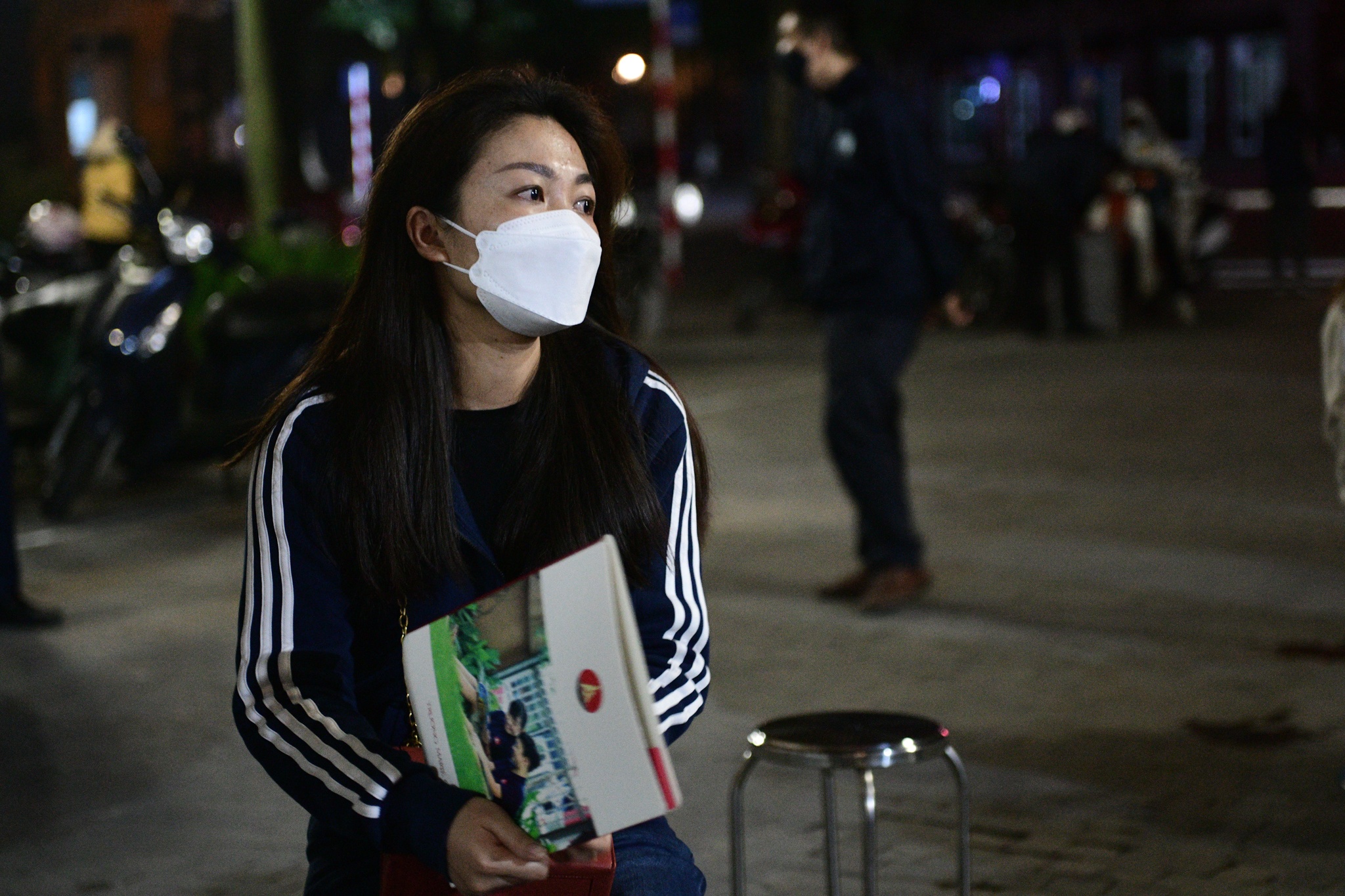 phụ huynh xếp hàng mua hồ sơ cho con,  tuyển sinh tiẻu học ở Hà Nội ảnh 4 phu huynh xep hang mua ho so cho con,  tuyen sinh tieu hoc o Ha Noi anh 4