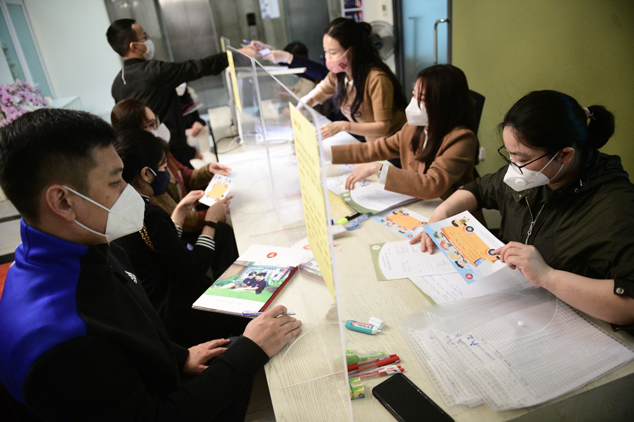 phụ huynh xếp hàng mua hồ sơ cho con,  tuyển sinh tiẻu học ở Hà Nội ảnh 10 phu huynh xep hang mua ho so cho con,  tuyen sinh tieu hoc o Ha Noi anh 10