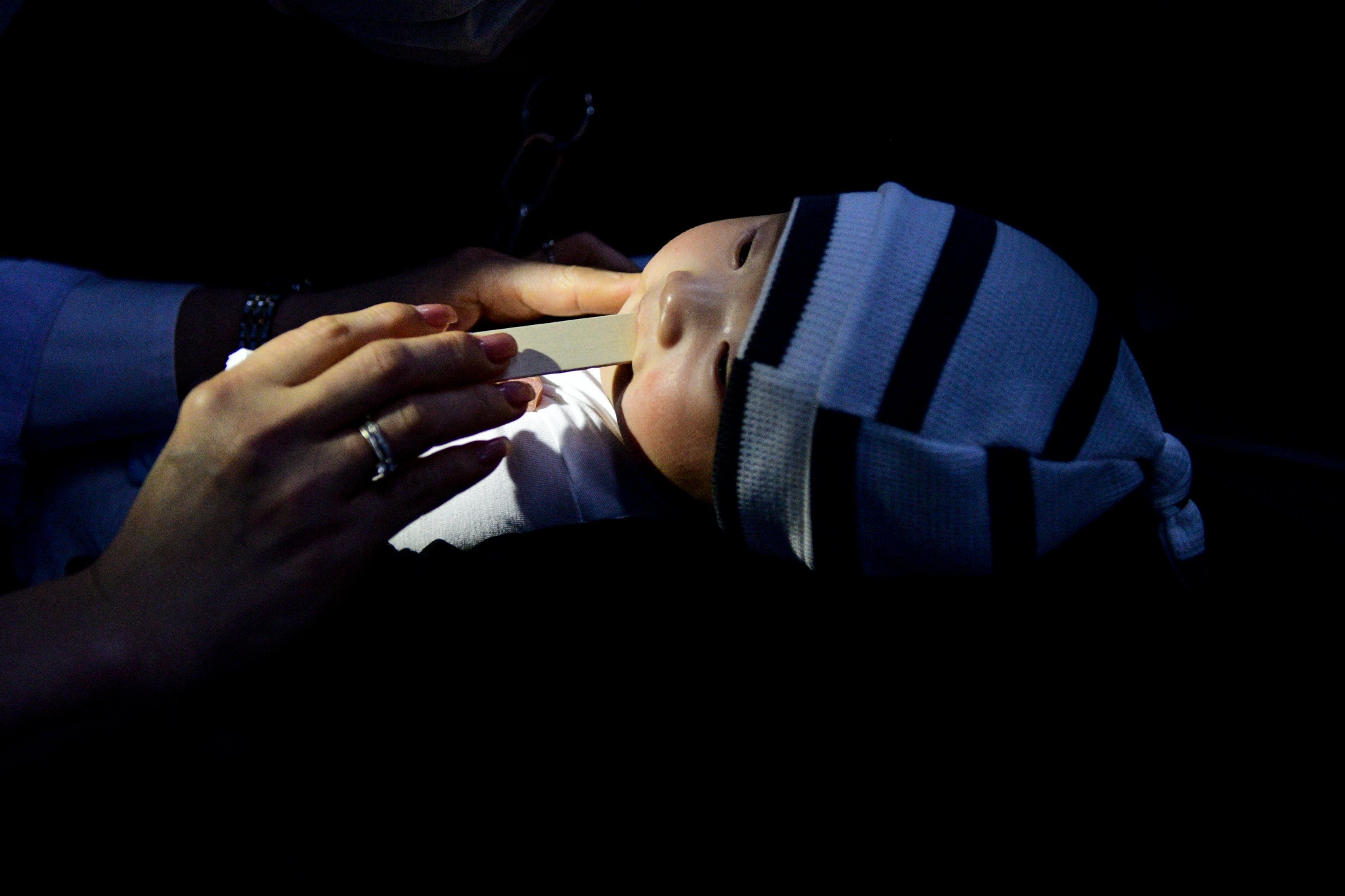 Xep hang cho kham cho tre nho o Ha Noi hinh anh