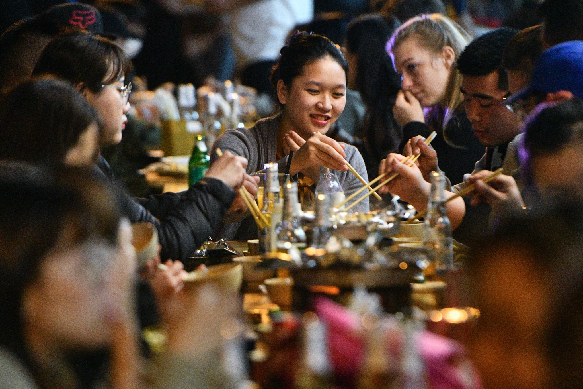 Trung tam Ha Noi chat kin nguoi dip cuoi tuan hinh anh