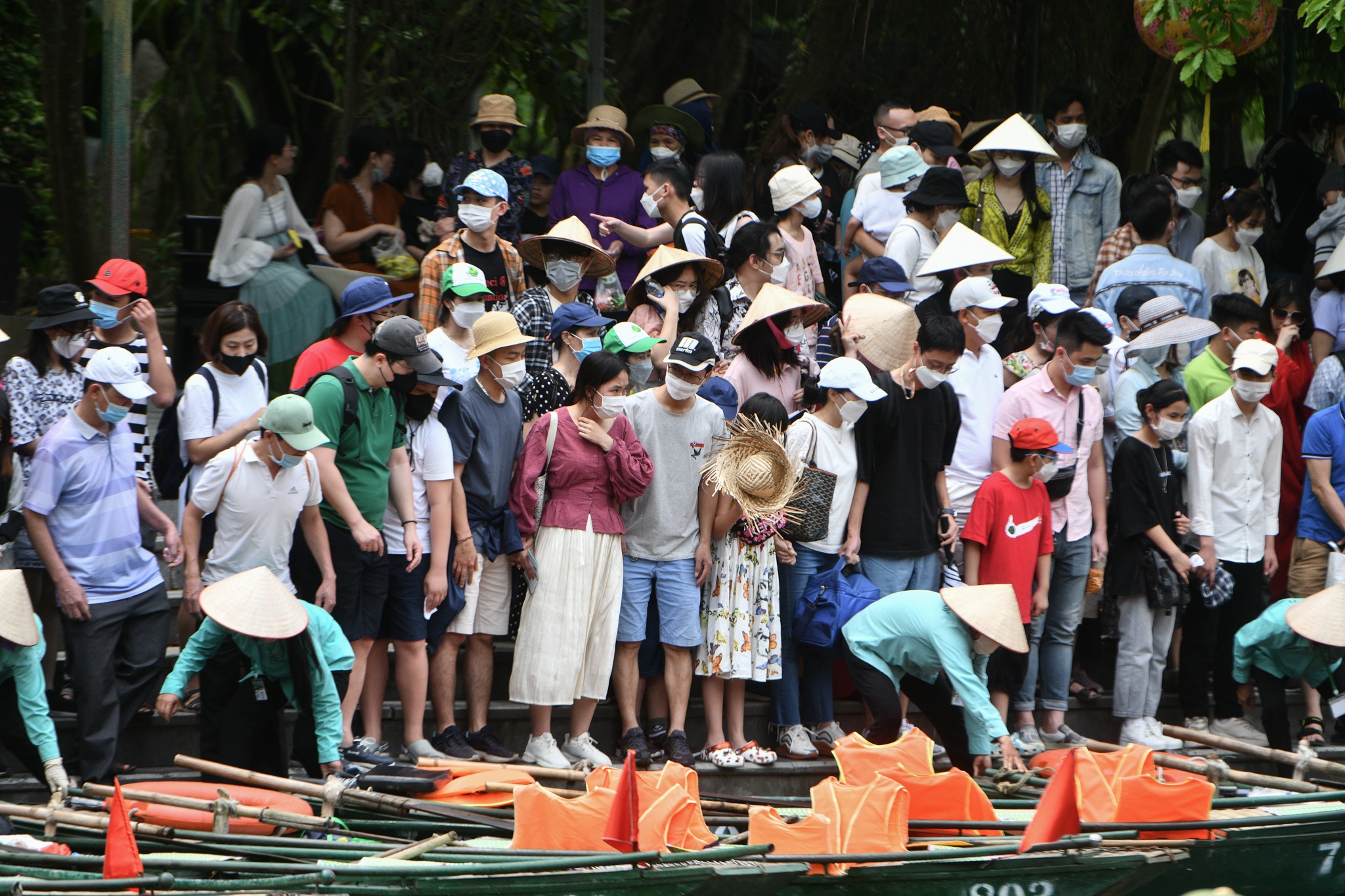 Du khach xep hang cho len do tham quan Trang An ngay gio To hinh anh