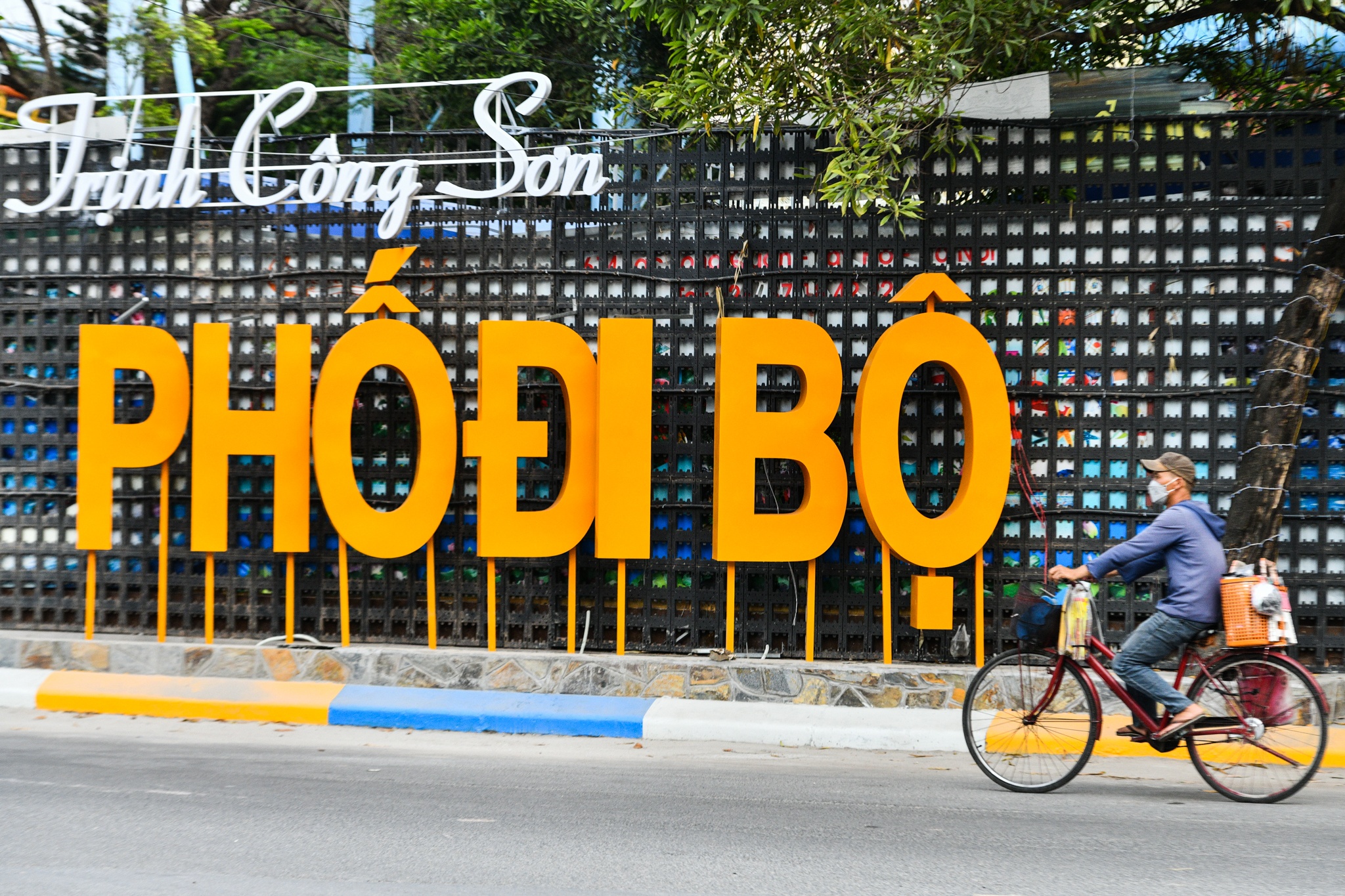 Pho di bo Trinh Cong Son thay dien mao de don 30/4 hinh anh