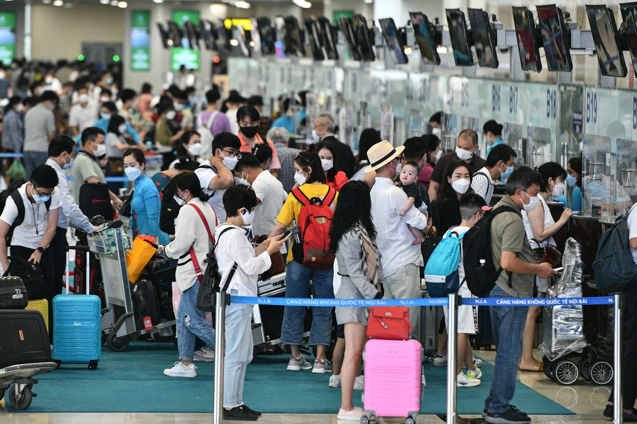 sân bay nội bài đông đúc,  vé máy bay dịp nghỉ lễ ảnh 1 san bay noi bai dong duc,  ve may bay dip nghi le anh 1