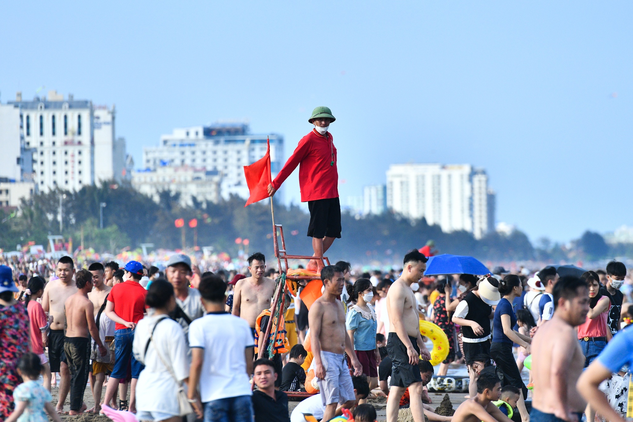 bãi tắm Sầm Sơn,  du lịch nghỉ lễ,  tắm biển mùa hè ảnh 7 bai tam Sam Son,  du lich nghi le,  tam bien mua he anh 7