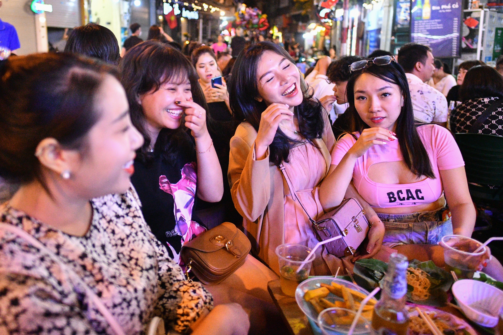 nghi le 1/5,  diem vui choi Ha Noi,  Ha Noi ve dem anh 5