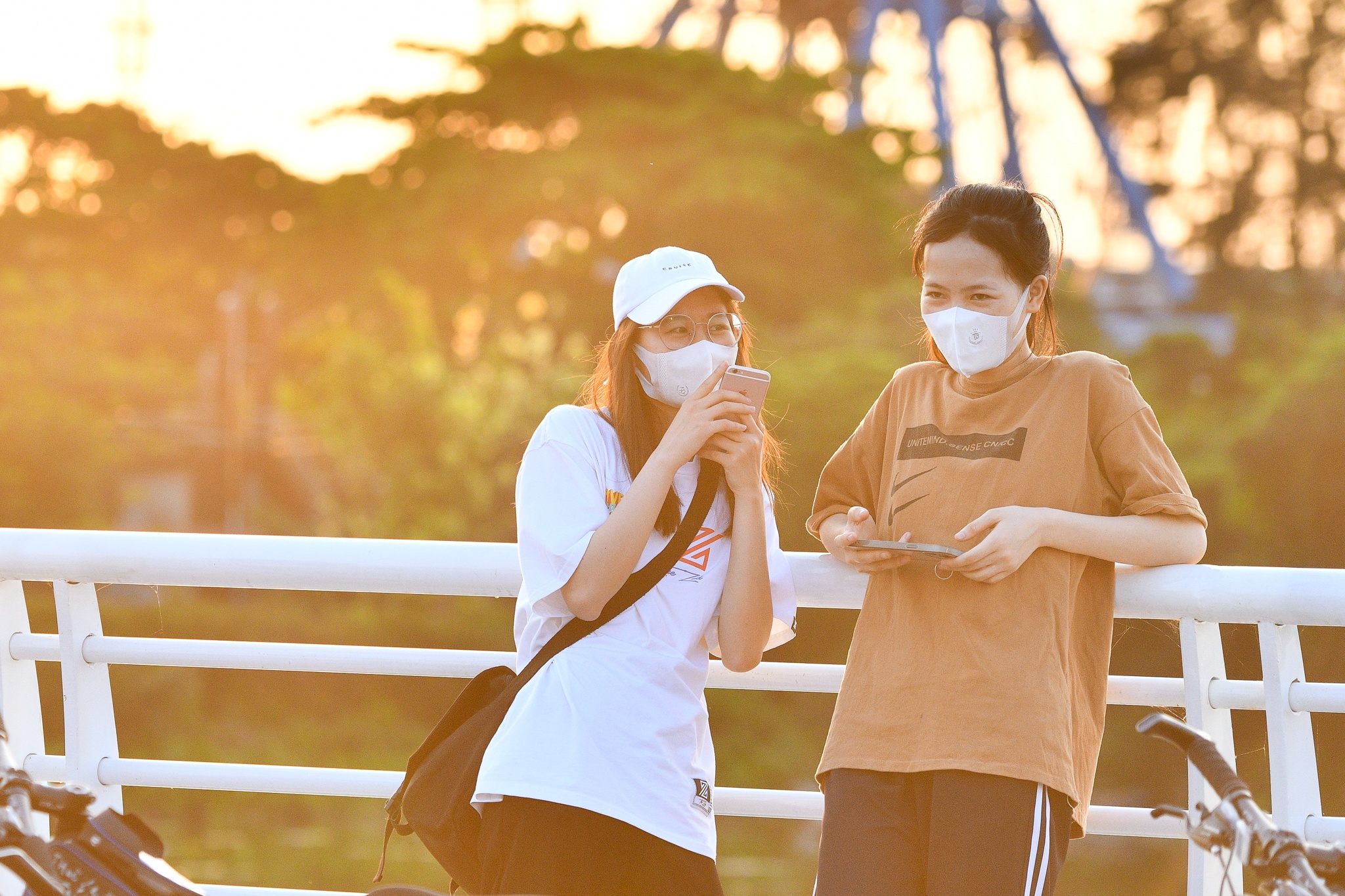 Hoang hon dep tren ho Tay ngay cuoi ky nghi le hinh anh