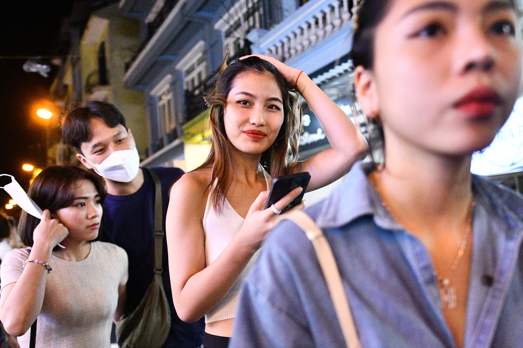 Hang quan pho Tay o Ha Noi khong con cho trong luc nua dem hinh anh