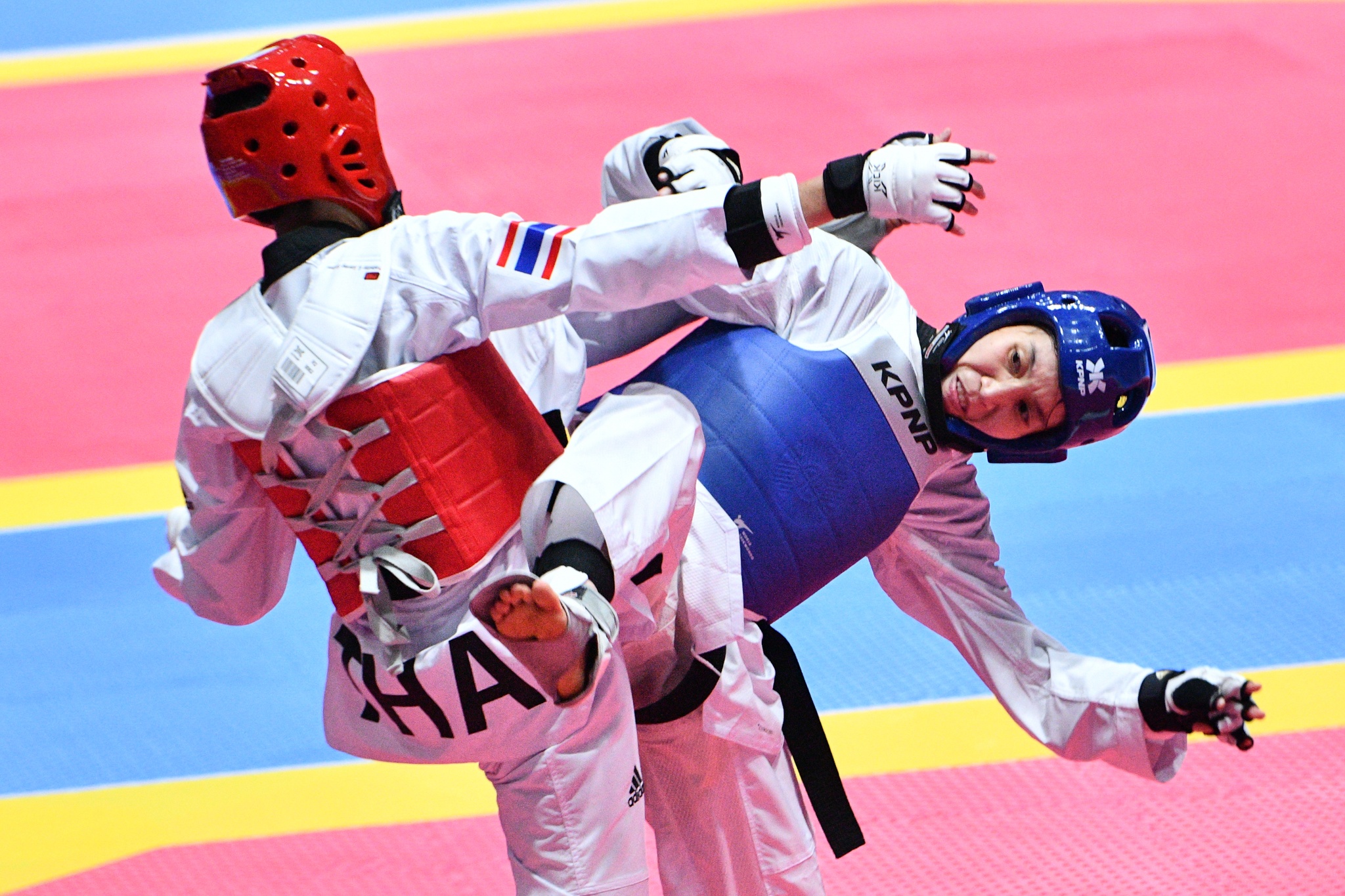 Nhung co gai mang HCV ve cho taekwondo Viet Nam hinh anh