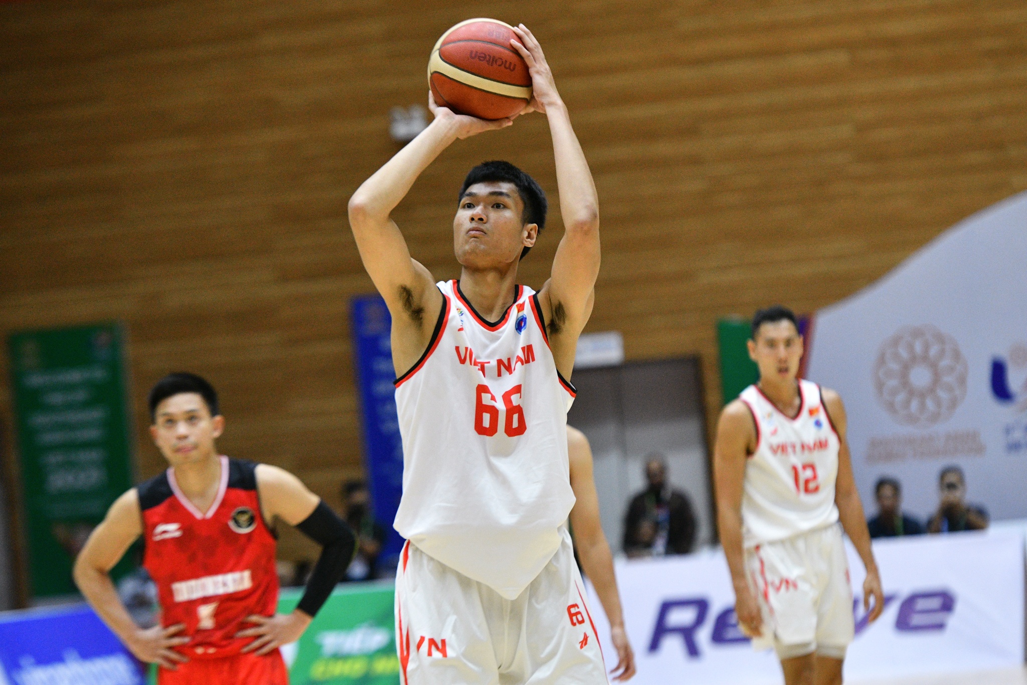 Dierker,  cau thu Tran Dang Khoa,  thi dau bong ro anh 11