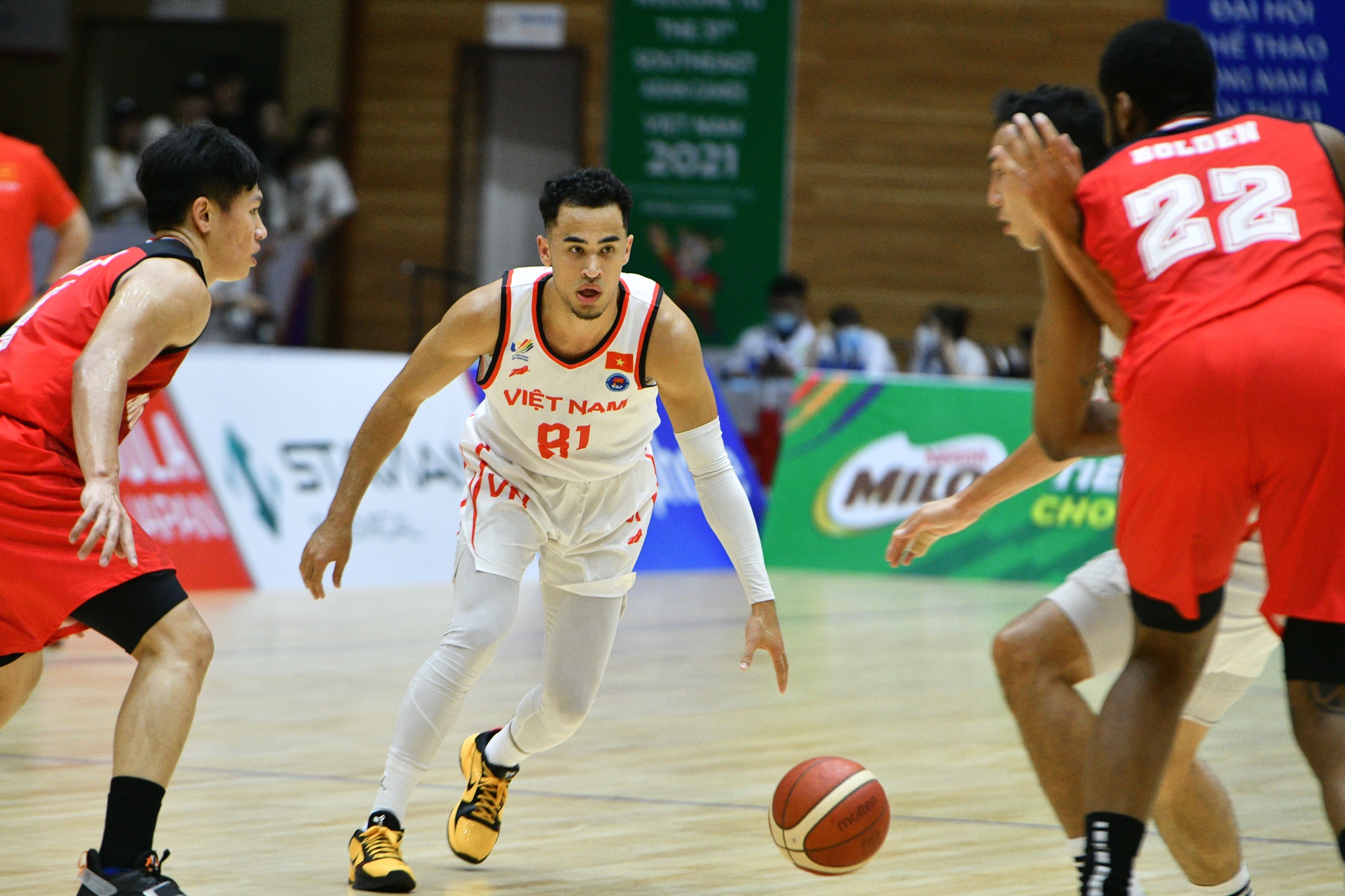 Dierker,  cau thu Tran Dang Khoa,  thi dau bong ro anh 12