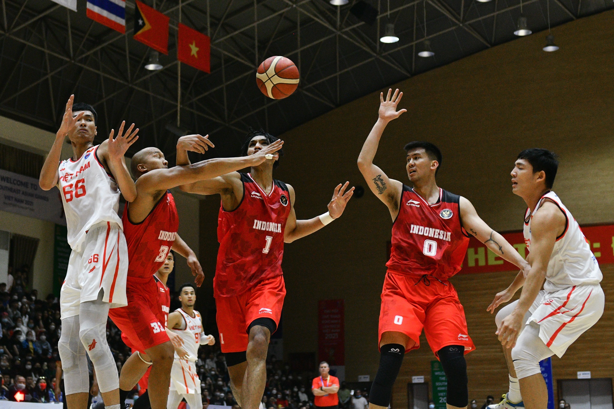 Dierker,  cau thu Tran Dang Khoa,  thi dau bong ro anh 1