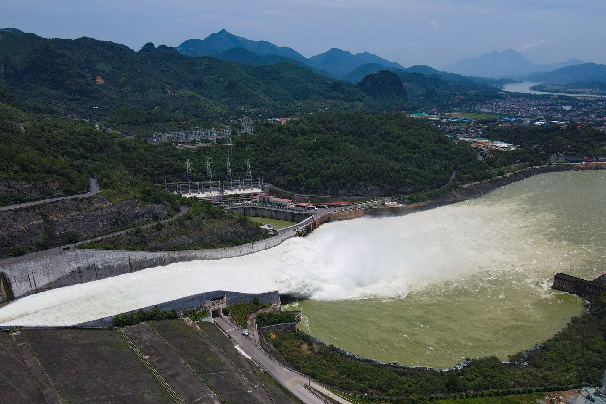 Dan nom nop lo tai san 'doi non ra di' khi thuy dien Hoa Binh xa lu anh 1