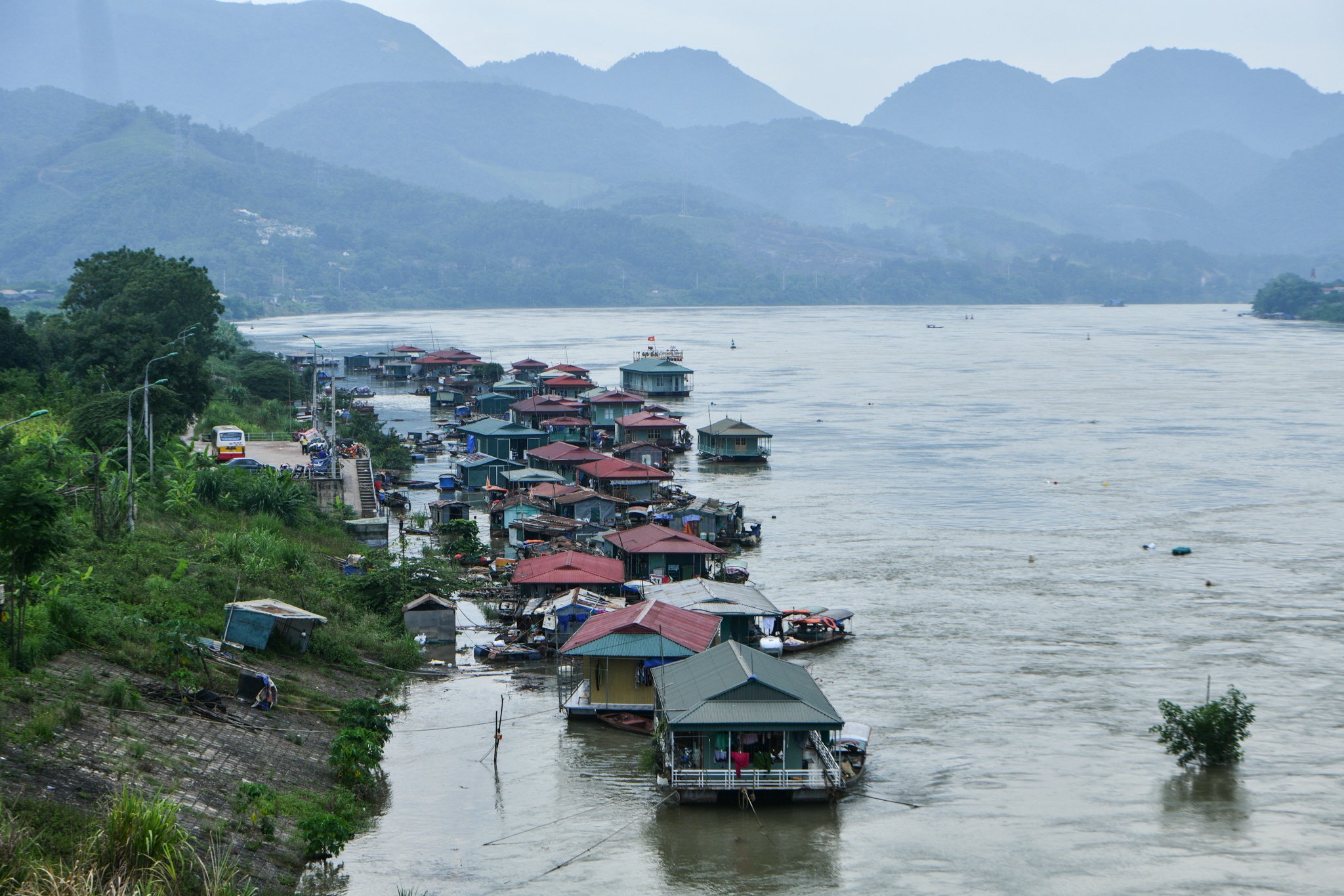 Dan nom nop lo tai san 'doi non ra di' khi thuy dien Hoa Binh xa lu anh 2