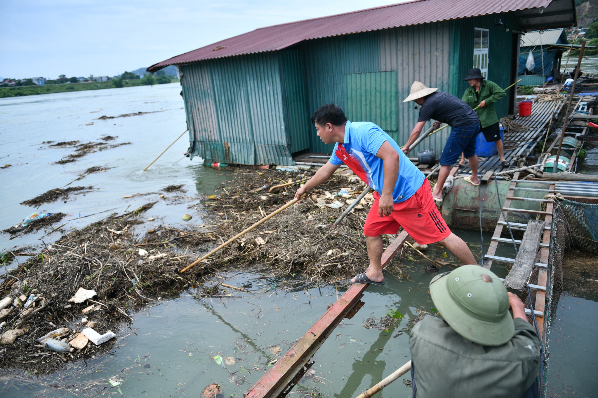 Dan nom nop lo tai san 'doi non ra di' khi thuy dien Hoa Binh xa lu anh 7