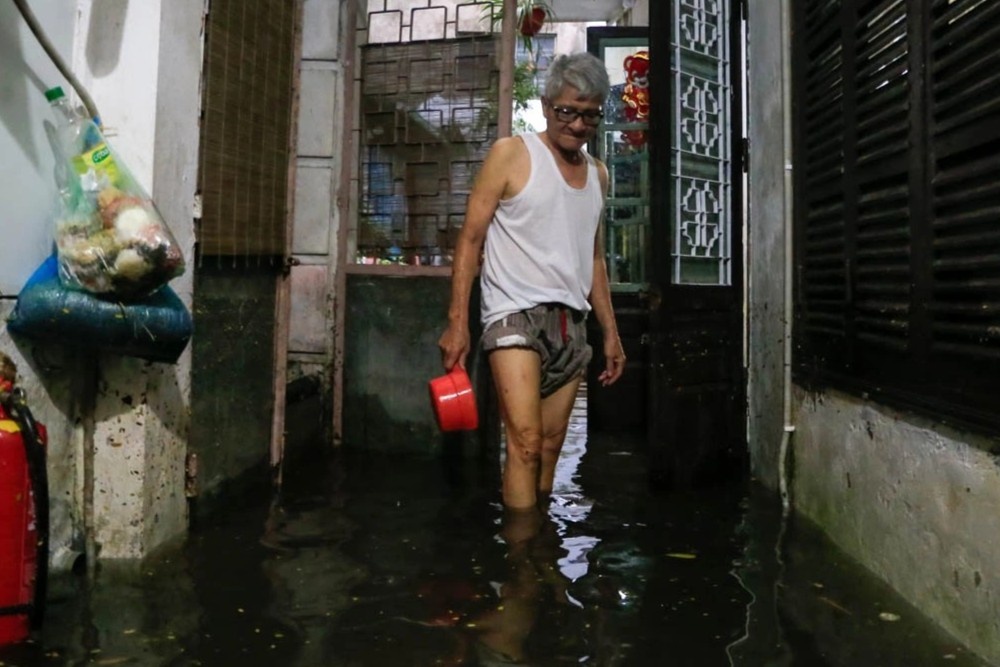 Nguoi Ha Noi tat nuoc xuyen dem sau tran mua ngap hinh anh