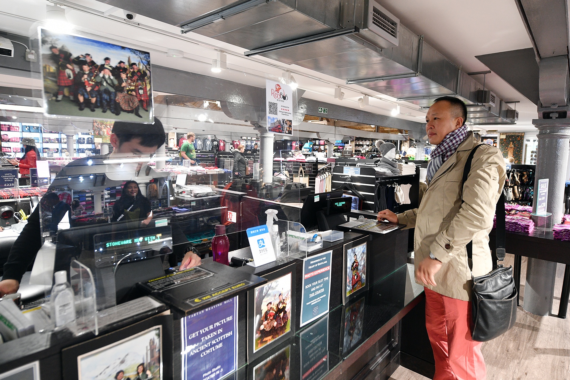 huong dan vien du lich,  du lich quoc te,  bay quoc te anh 34