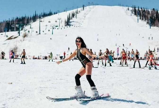 Dieu gi xay ra khi mac bikini di truot tuyet? hinh anh