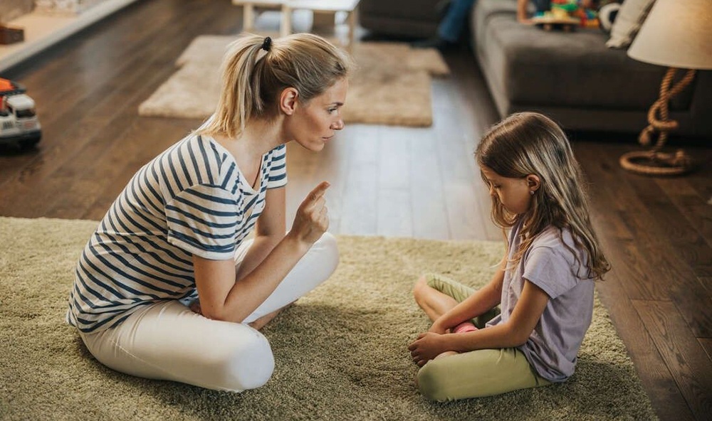 Con dang hoc cach doi xu voi chinh minh tu cha me hinh anh