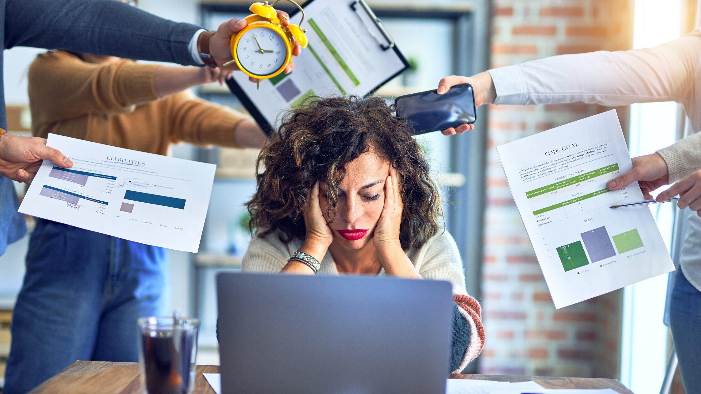 Ba chu C giup ban 'mien nhiem' voi cang thang noi cong so hinh anh