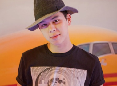 Hot boy Win 'Tuoi noi loan' nhi nhanh di tiec hinh anh