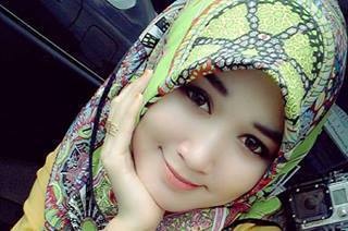 Co gai xinh dep gay sot vi day quan khan hinh anh