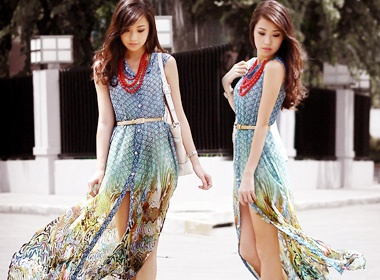 Sexy va lang man khi xuong pho voi vay hoa hinh anh