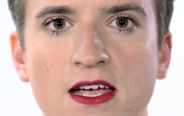 Miley Cyrus bi che MV 'Wrecking Ball' hinh anh