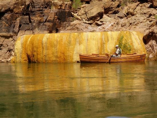 Ho bi ngo tuyet dep trong hem nui Grand Canyon hinh anh