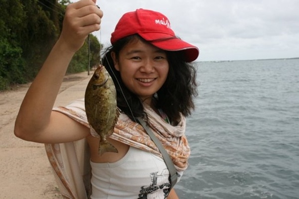Huyen Chip - 9X di 25 nuoc lai gay 'bao' vi status coc loc hinh anh