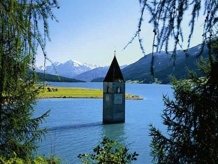 Thap chuong quyen ru giua ho nuoc Y hinh anh