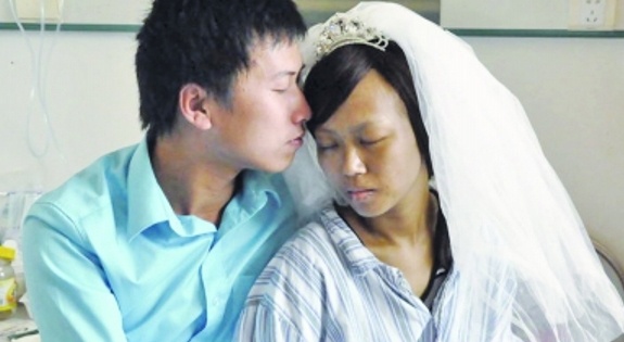 Co gai mac benh nan y duoc cau hon tren giuong benh hinh anh