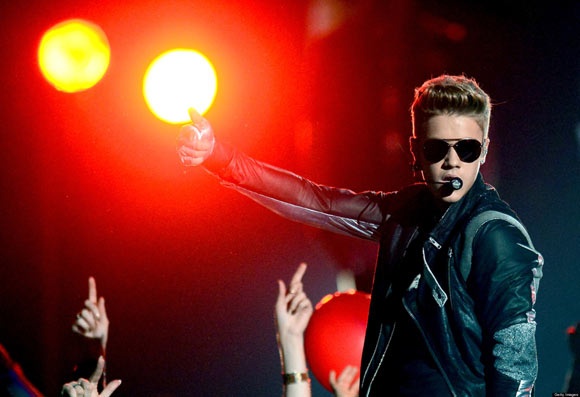 Justin Bieber van ngay dem nho mong Selena Gomez hinh anh